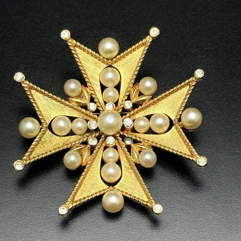 CROWN TRIFARI Maltese Cross Gold Tone Faux Pearl Rhinestone Pin Brooch Vintage